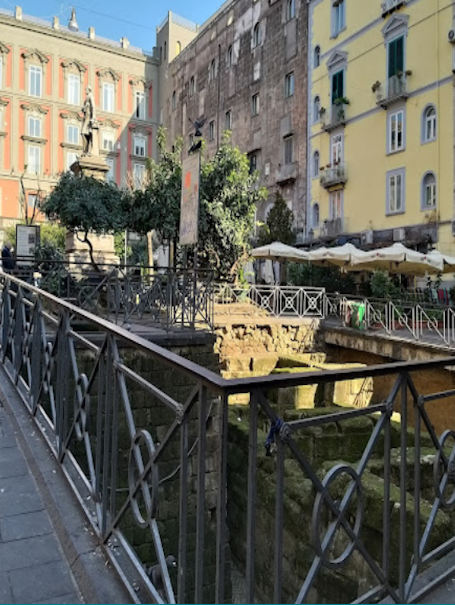 Piazza Bellini, Napoli: area verde e resti archeologici